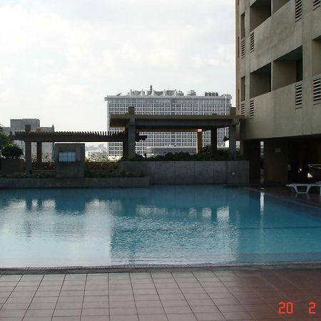 67 Sqm. Condo Unit In Robinson Place Residences Manila Bagian luar foto