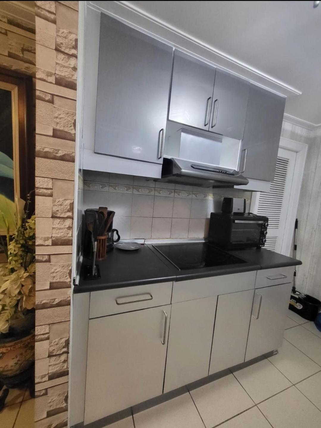 67 Sqm. Condo Unit In Robinson Place Residences Manila Bagian luar foto