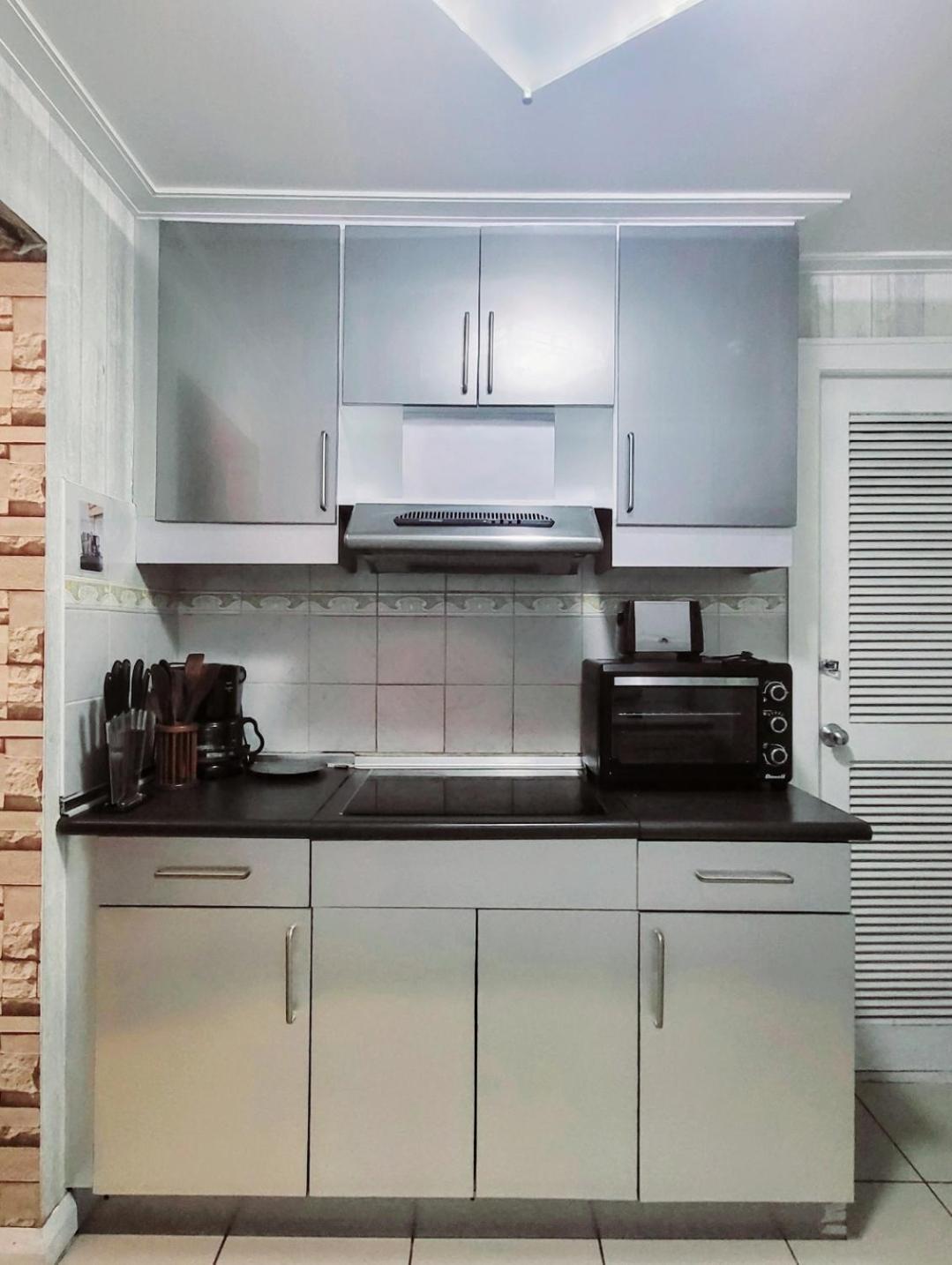 67 Sqm. Condo Unit In Robinson Place Residences Manila Bagian luar foto