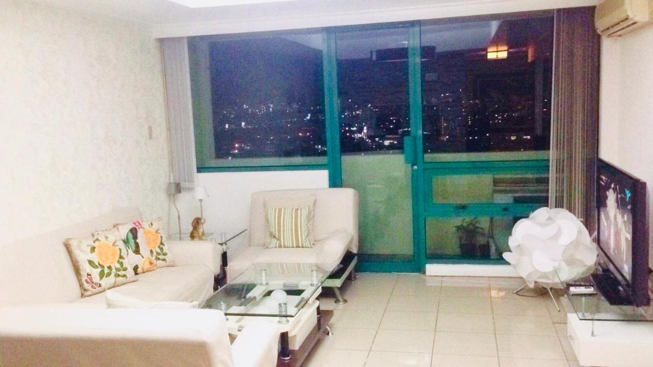 67 Sqm. Condo Unit In Robinson Place Residences Manila Bagian luar foto